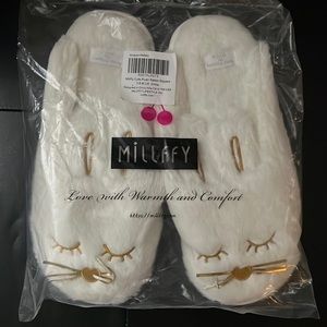 New bunny slippers. Sealed in package. Size 7-8 womens